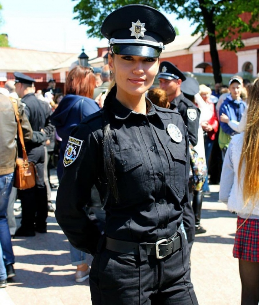Шикарная телка в сапогах на шнуровке снимает полицейскую униформу